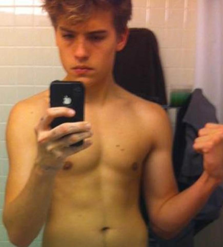 Dylan Sprouse zeigt nackte Tatsachen