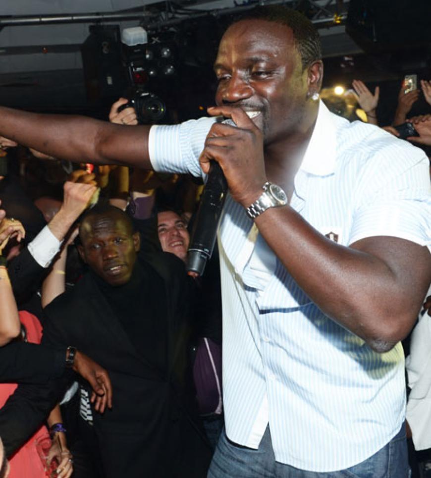 Party ohne Ende! Sänger Akon wollte den Leuten in Cannes einmal so richtig einheizen.