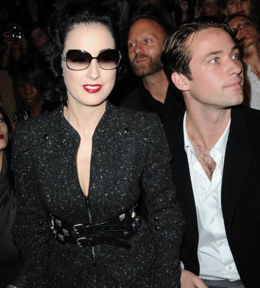 Lady in Black: Dita Von Teese bei der Show von Jean-Charles Castelbajac