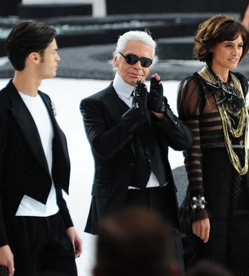 Standing Ovations für den Meister: Karl Lagerfeld wird nach seiner Schau vom Publikum gefeiert