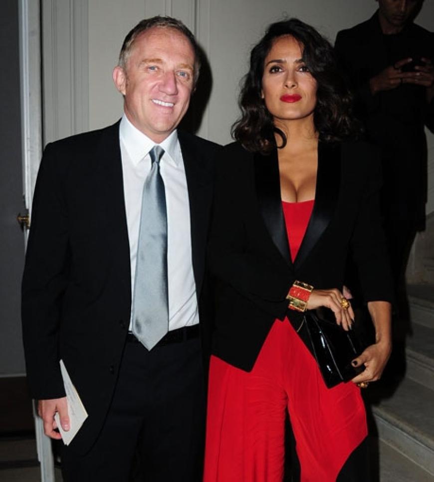 Rot war die Farbe des Abends. Hollywood-Star Salma Hayek kam gemeinsam mit ihrem Ehemann Francois-Henri Pinault zur Show des verstorbenen Designers