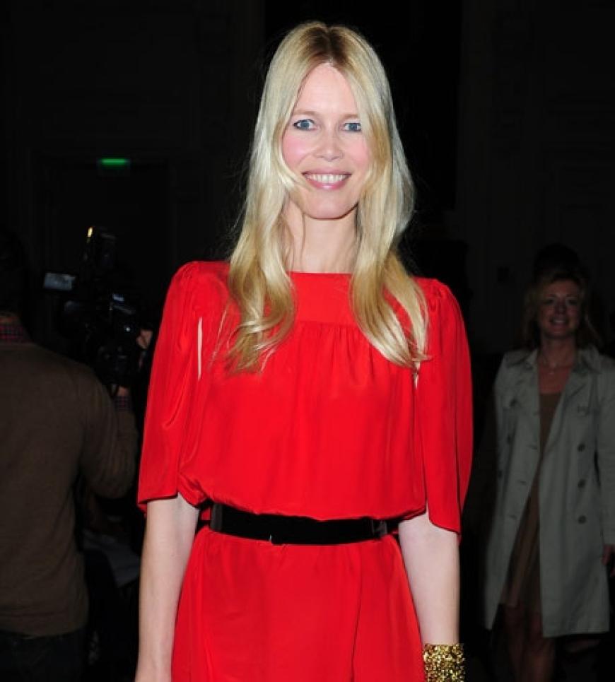 Wow, was für ein Hingucker! Claudia Schiffer zu Gast bei Yves Saint Laurent