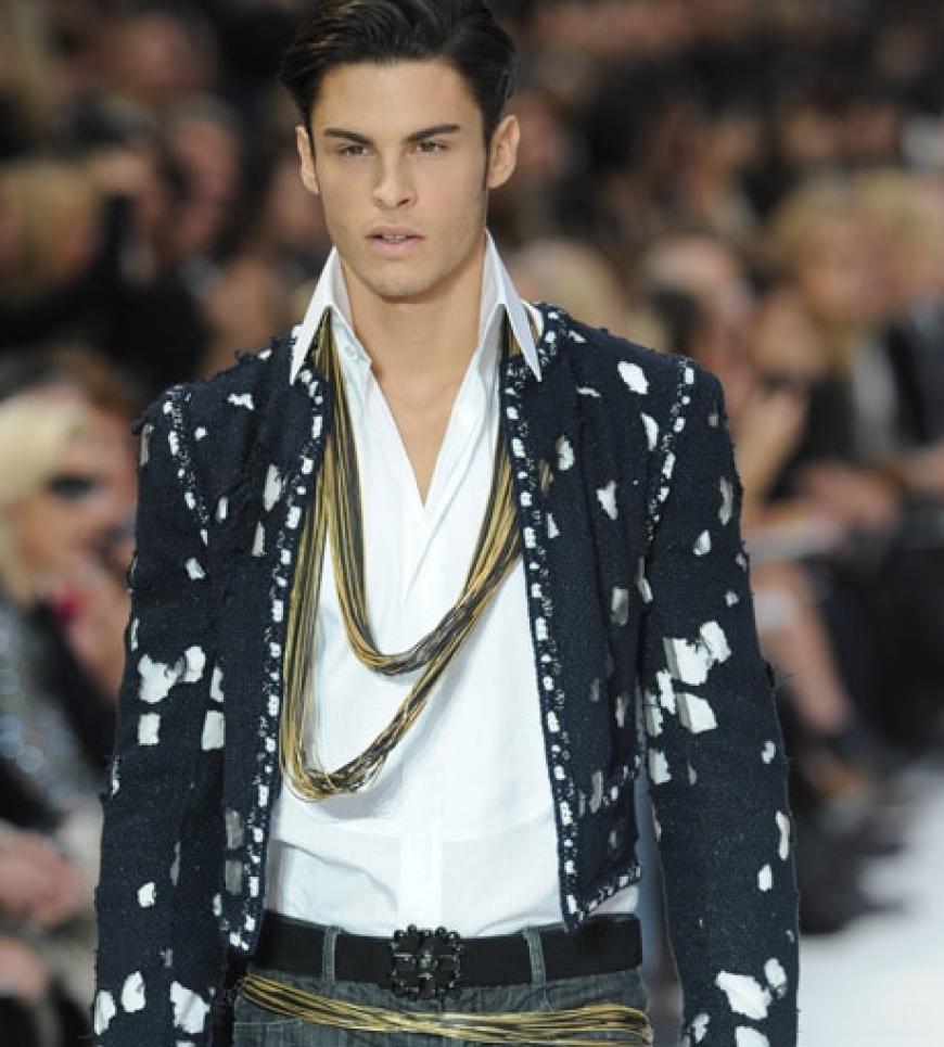Karls Muse, Baptiste Giabiconi, läuft natürlich auch über den Catwalk