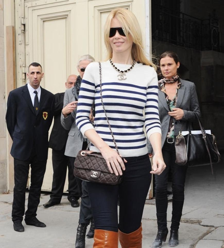 Claudia Schiffer auf dem Weg ins Grand Palais zur Show von Chanel. Und natürlich von Kopf bis Fuß im selbigen angezogen