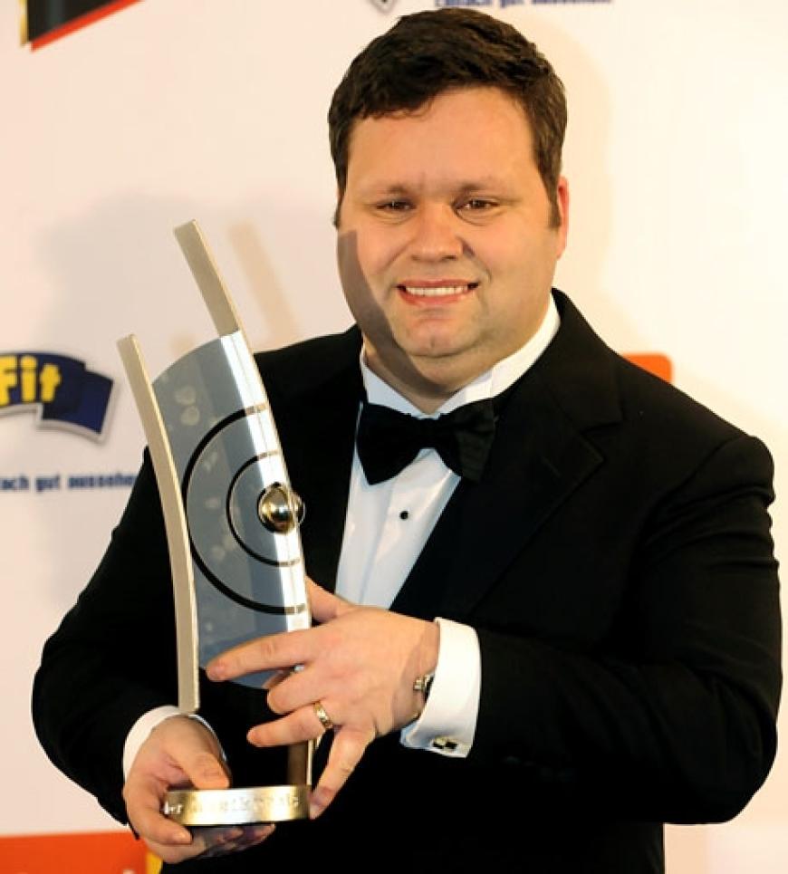 Vom Handyverkäufer zum Platten-Millionär: Paul Potts hat es geschafft und räumt in ganz Europa Preise ab. Allein in Deutschland verkaufte er aufgrund eines Werbespots der Deutschen Telekom 3,5 Millionen Platten