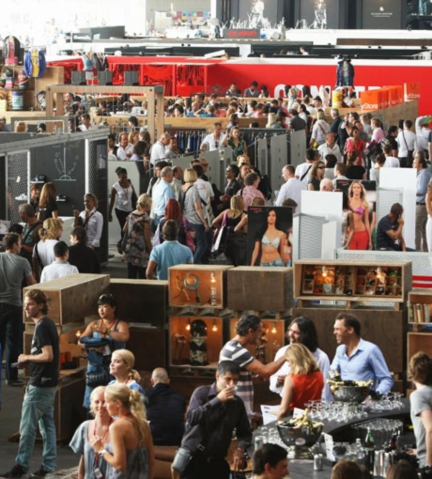 Viele Messebesucher haben sich bereits auf den Weg zum Flughafen Tempelhof gemacht, um sich die neueste Mode in Sachen Street- und Urbanwear anzuschauen