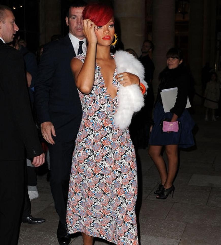 Superstar Rihanna zeigte sich in diesem sonderbaren Outfit auf der Show vom Label Miu Miu