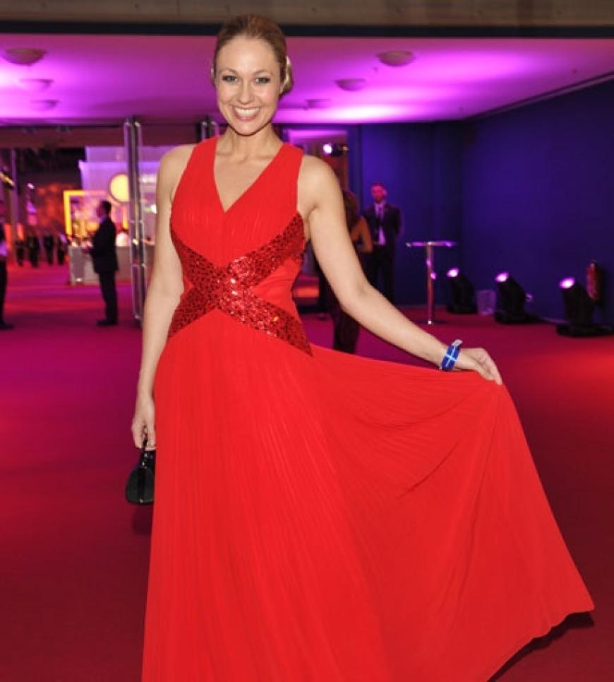 Lady in Red und damit der Hingucker des Abends: Ruth Moschner in einem Kleid von Barbara Schwarzer