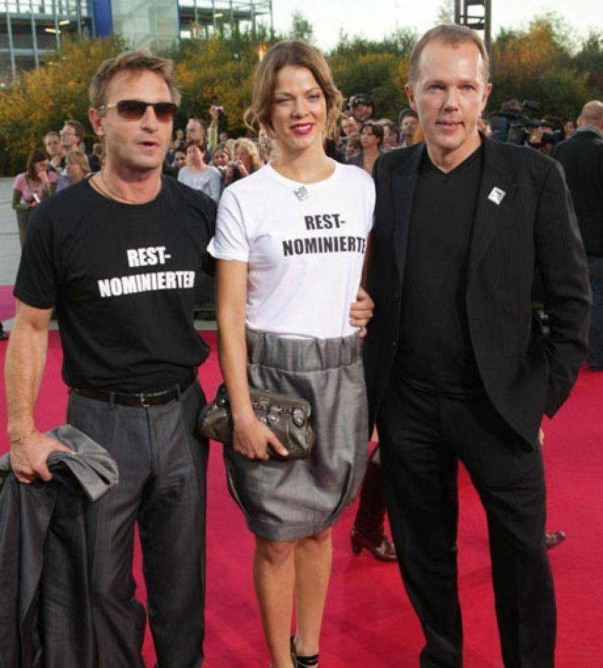 Proteststimmung bei vielen Promis. Weil viele wichtige Kategorien weggefallen waren (u.a. der Preis für das beste Drehbuch, die beste Kamera und die besten Nebendarsteller), zeigten u.a. Schauspieler Thomas Kretschmann, Jessica Schwarz und Torsten C. Fischer ihre Kritik