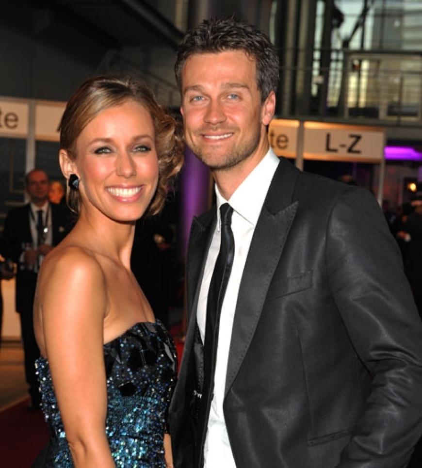 Verliebt wie am ersten Tag: Moderatorin Annemarie Warnkross (in einem Kleid von Barbara Schwarzer) und Schauspieler Wayne Carpendale