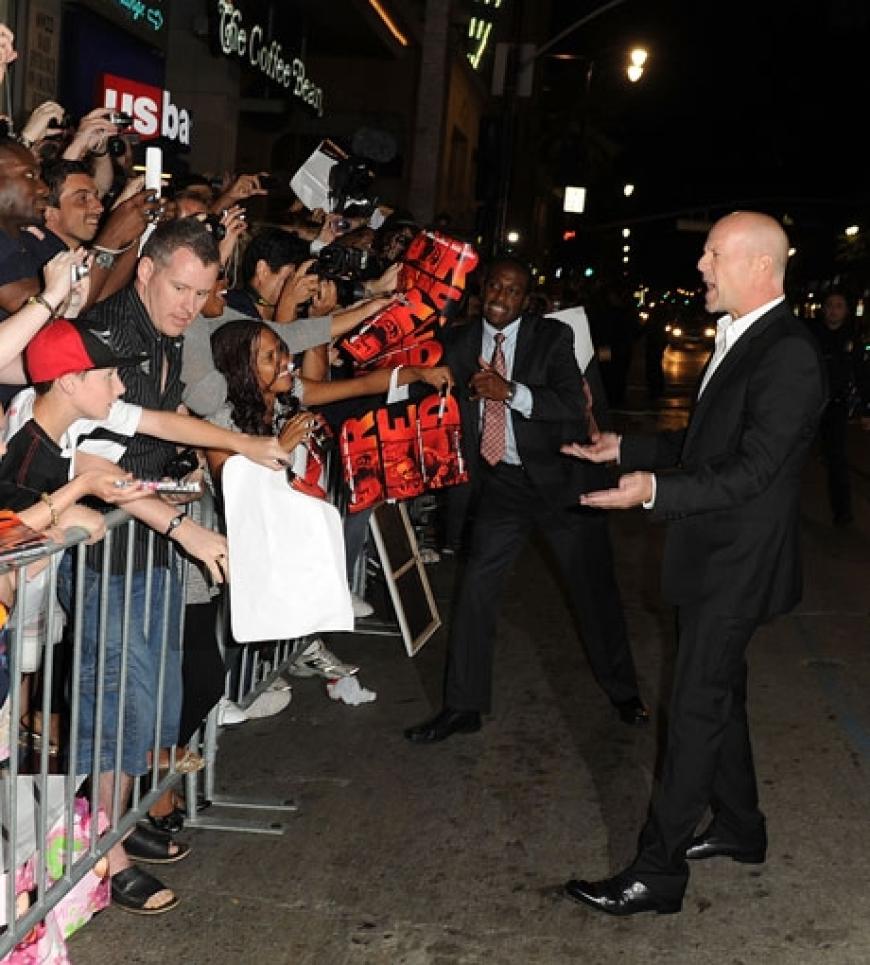 Überwältigt von so vielen Fans: Bruce Willis vor dem Chinese Theatre