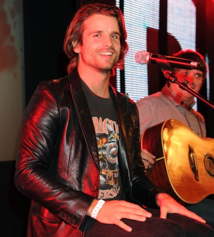 Neue Single - neuer Look: Patrick Nuo performte gestern live auf der Bühne der TNT-Party
