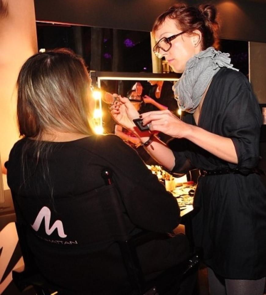 Erst wenn Haare und Make-up perfekt sind, kann die Party steigen