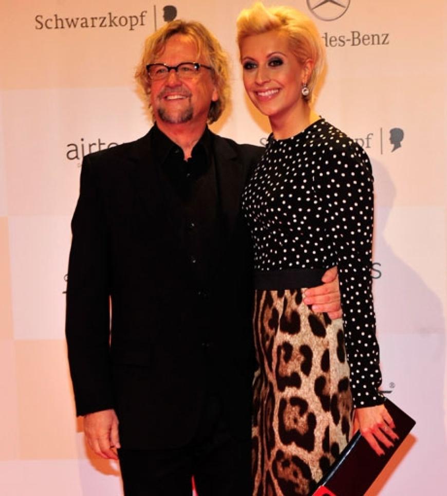 Martin Krug mit seiner Freundin Verena Kerth, die einen verdächtigen Klunker am Finger trug. Hochzeitsgerüchte waren DAS Tuschelthema an diesem Abend
