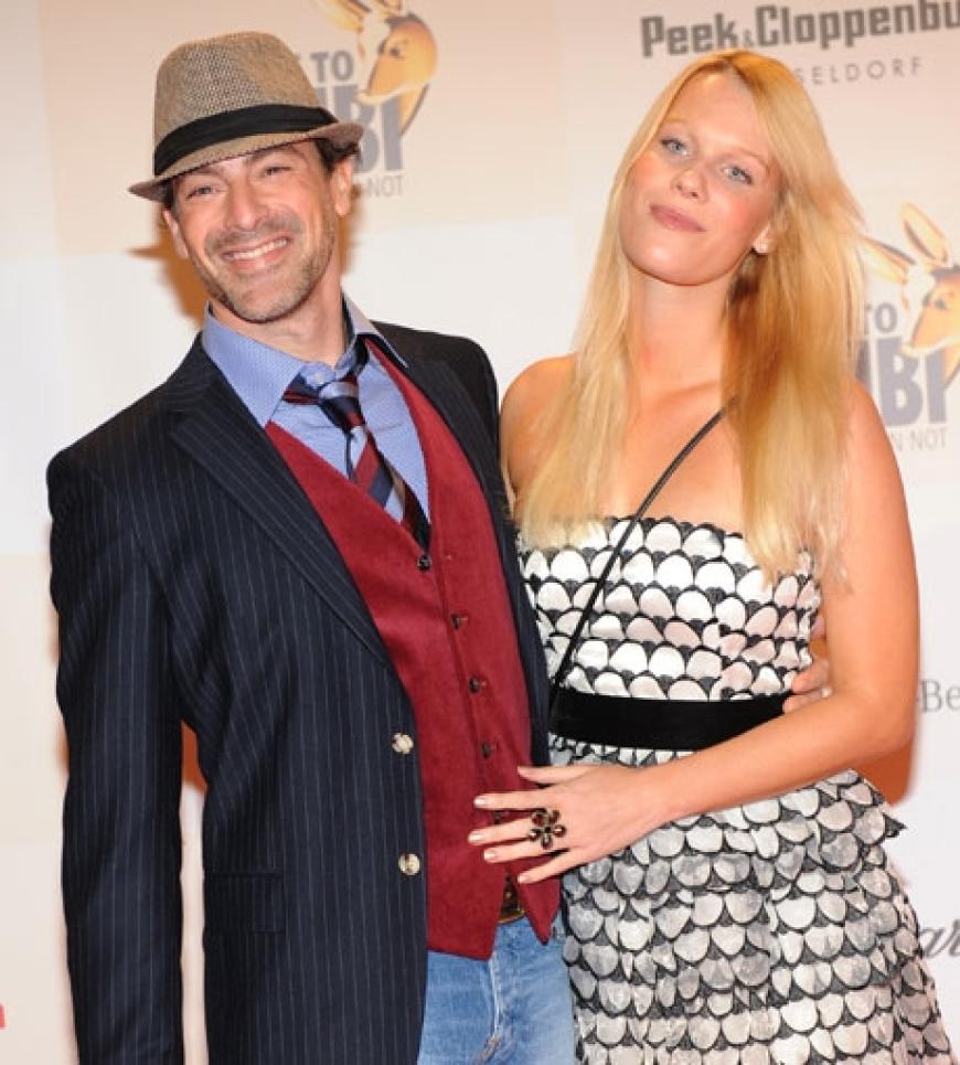 Gut behütet: Schauspieler Gedeon Burkhard mit coolem Accessoire und seiner reizenden Anika Bormann
