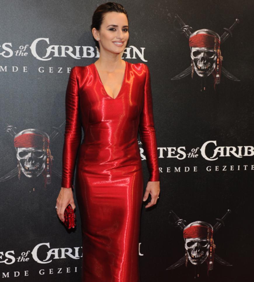 Die 37-jährige Schauspielerin glänzte in einem enganliegenden bodenlangen Kleid von Armani Privé