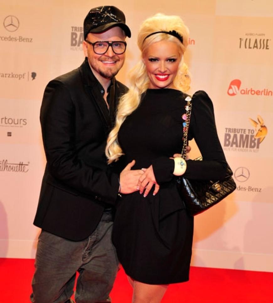 Stylist Armin Morbach mit seiner neuen BFF? Zumindest kam er gemeinsam mit Starlet Daniela Katzenberger über den roten Teppich gelaufen