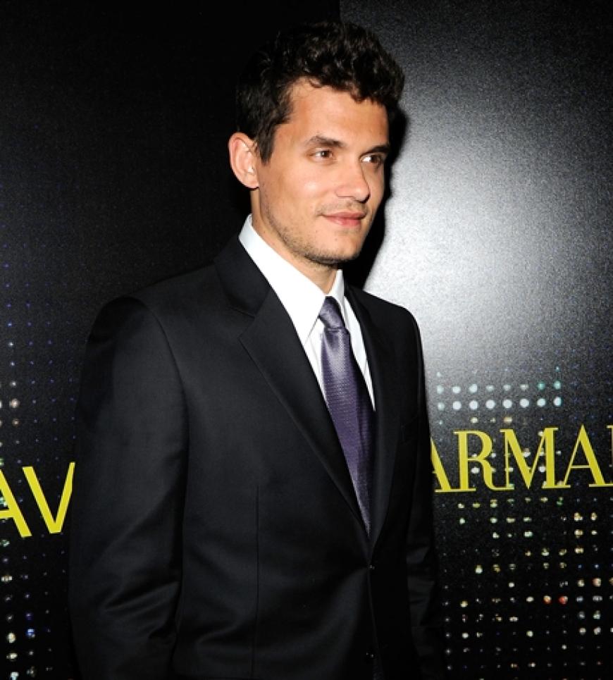 Wann treten John Mayer und Jennifer Aniston endlich als Paar auf? Zur Armani-Eröffnung kam Mayer mal wieder solo