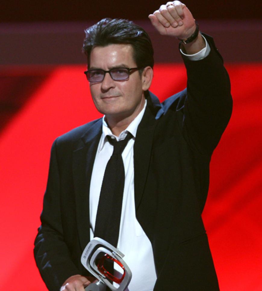 Gewinnertyp: Trotz seiner Skandale verfolgen Charlie Sheen über eine Million Fans auf Twitter.