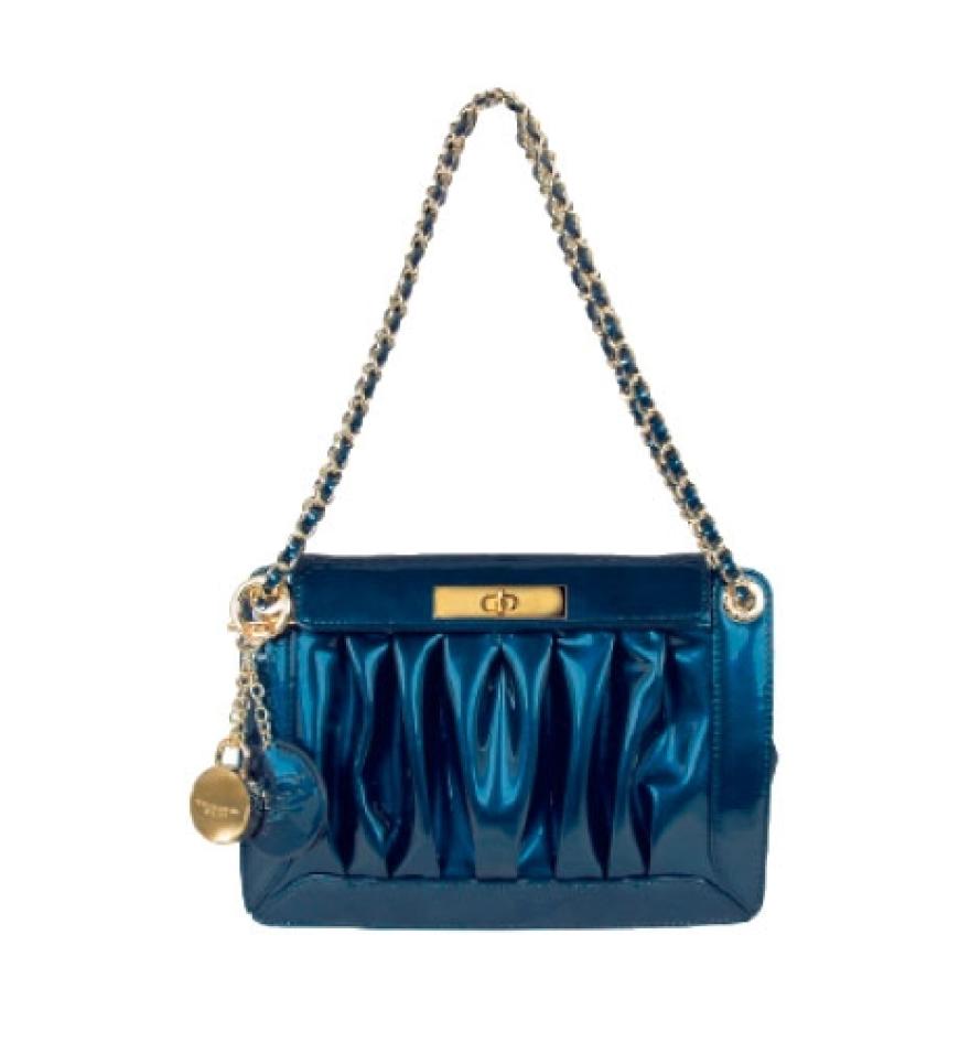 Diese kleinen Lieblinge geben wir nicht mehr aus der Hand und legen sie gleich an die Kette! Blaues Lackleder mit Metallic-Schimmer von Tosca Blu, ca. 235 Euro