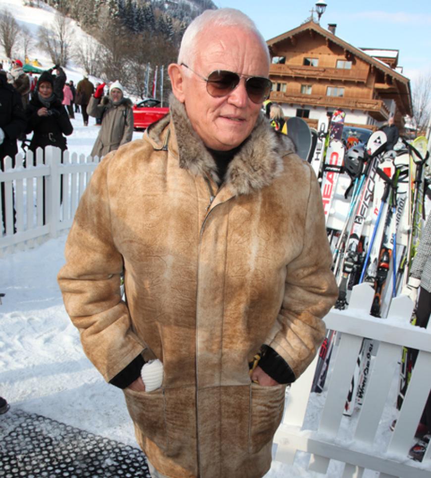 Gut eingepackt zeigte sich Designer Werner Baldessarini im Nobel-Skiort. Dort trafen sich die Promis zum berühmten Hahnenkamm-Rennen