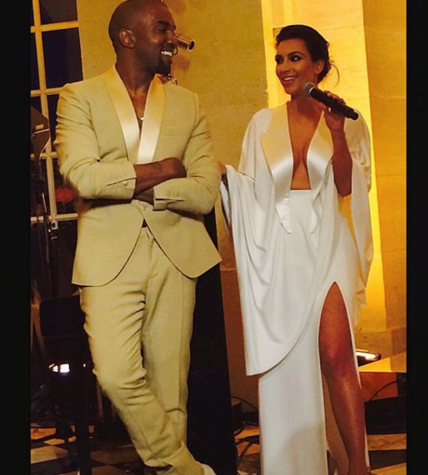 Kanye West und Kim Kardashian ganz in Weiß: einen Tag vor ihrem Ja-Wort empfangen sie ihre Gäste in Versailles