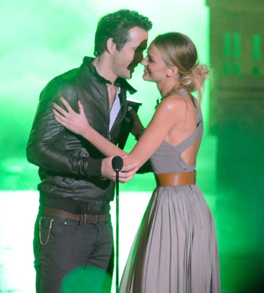 Blake Lively übergibt Filmkollegen Ryan Reynolds einen Preis in der Kategorie