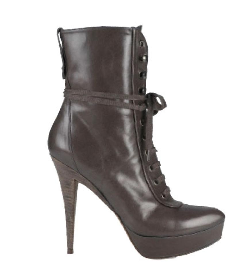 Übrigens: Sie sind echte Allround-Talente, denn sie lassen sich problemlos zu zahlreichen Outfits kombinieren. Ob zum Boho-Look, Military-Style oder zum Abendkleid - diese Schuhform liebt es abwechslungreich! Formschön von Pura López, ca. 320 Euro