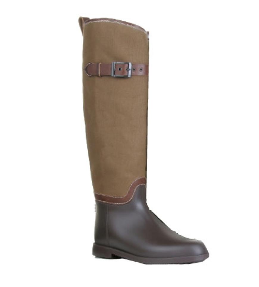 Reiterstiefel: Edles Leder, extravagante Details und spannende Materialmixe machen den Klassiker in dieser Saison zum Hingucker. Abwechslungreich von Chloé, ca. 350 Euro