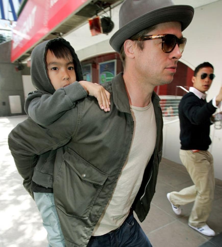 Brad geht mit seinem Adoptivsohn Maddox in ein Restaurant am New Yorker Broadway