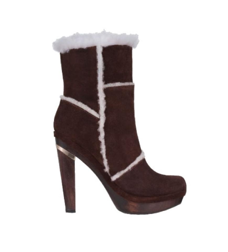 Tragen Sie diese Stiefeletten in Kombination mit Natur- und Erdtönen. Strick, Wollstoffe und Leder unterstreichen den rustikalen Look. Hölzern von Diane von Furstenberg, ca. 390 Euro