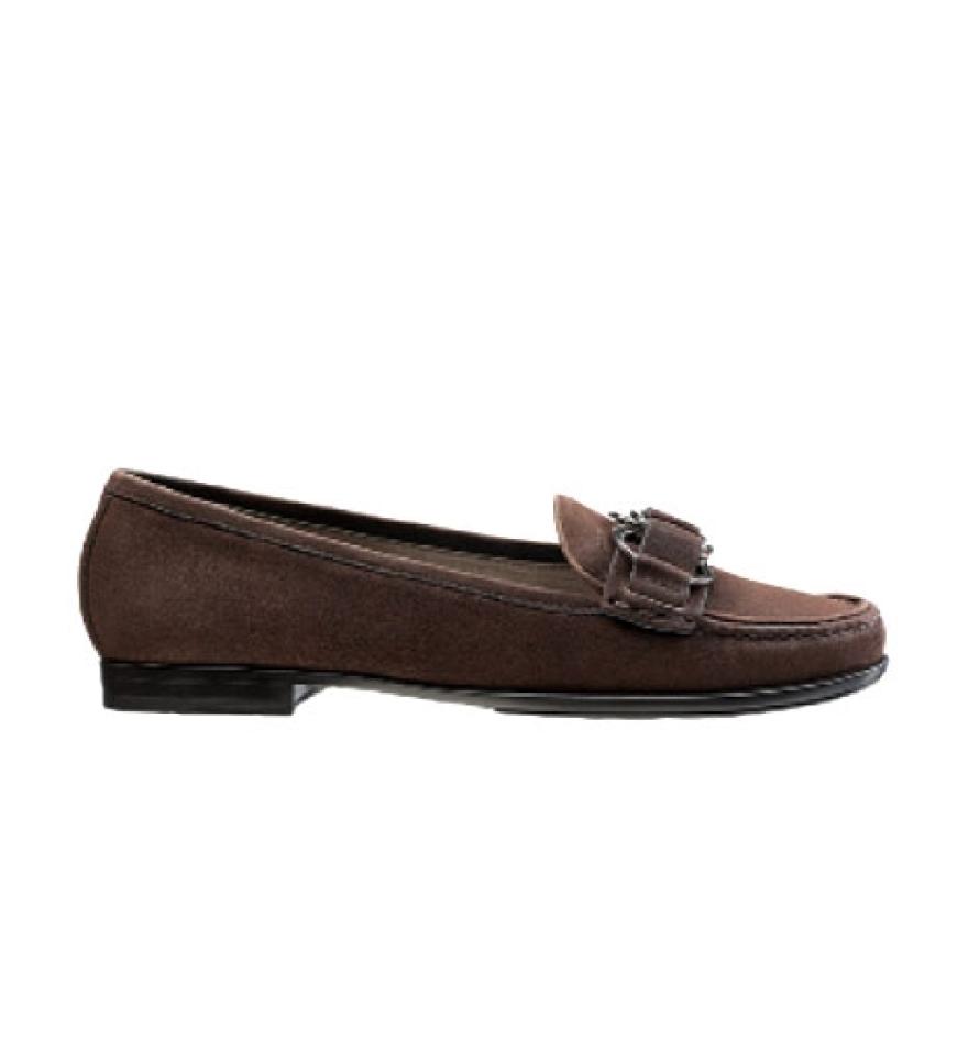 Nutzen Sie lieber die Mod-Szene der 60er-Jahre als Stylingvorlage - und tragen Sie Loafers mit hervorblitzenden Socken und schmalen Hosen oder hochgekrempelten Chinos. Zierschließe von Geox, ca. 110 Euro