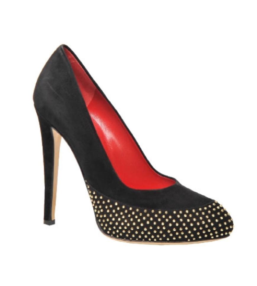 Schwingende Rockformen, schmale Zigarettenhosen und Etuikleider à la Audrey Hephurn sind die perfekten Stylingpartner. Nietenbesatz von Moschino, ca. 420 Euro