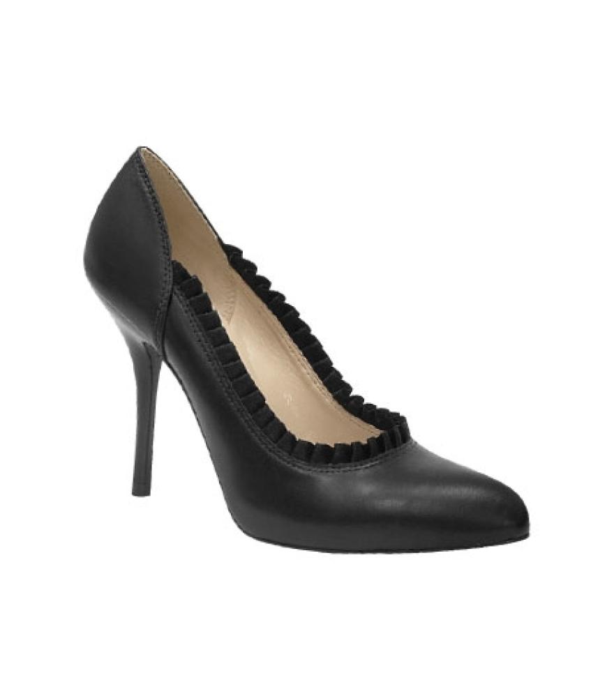 Spitze Pumps: Nach jahrelanger Abstinenz feiern spitze Schuhformen ein Comeback. Faltenspiel von Via Uno, ca. 100 Euro