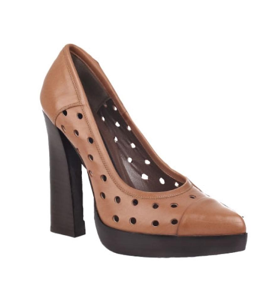 Besonders schön passen sie zum aktuellen Retro-Look. Lochmuster von Marni, ca. 390 Euro