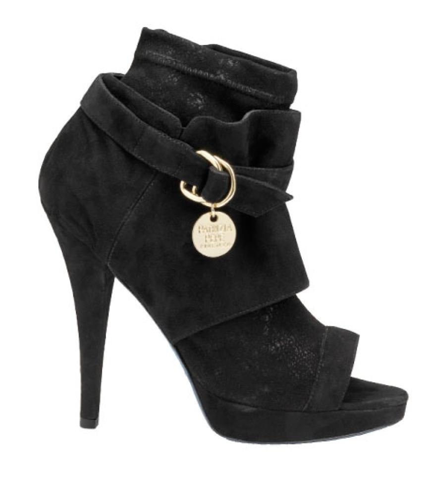 Peep Toes: Eine spannende Mischung aus Sandale und Stiefelette %u2013 der perfekte Übergangsschuh! Anhänglich von Patrizia Pepe, ca. 350 Euro