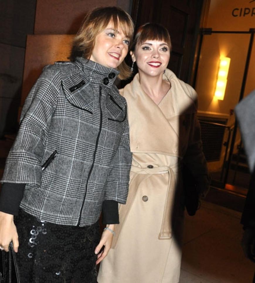 Christina Ricci posiert mit einem Fan vor dem Cipriani