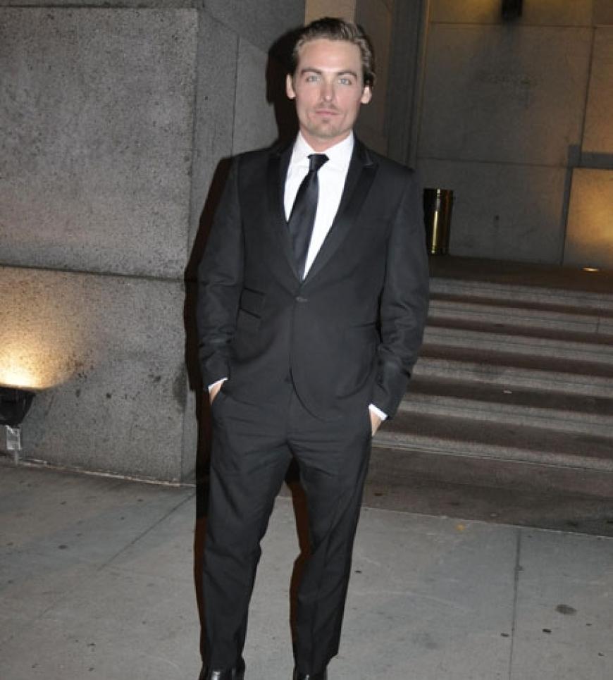 Wenn Elton John einläd, lassen sich das die Promis nicht zwei Mal sagen: auch der kanadische Schauspieler Kevin Zegers kam zu Gunsten der AIDS-Stiftung nach New York