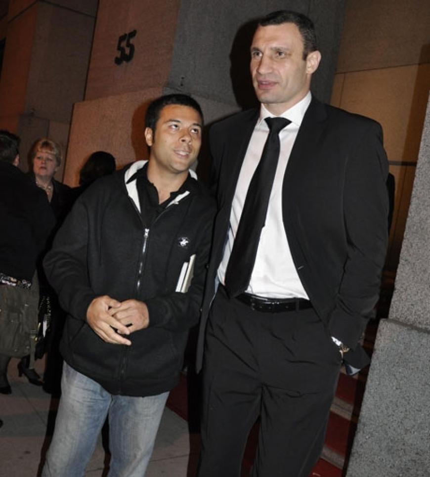 Vitali Klitschko posiert gut gelaunt mit einem wartenden Fan