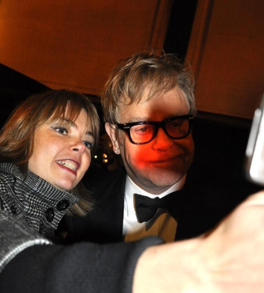 Elton John nahm sich genügend Zeit, um den wartenden Fans vor dem Ciripani Foto- und Autogrammwünsche zu erfüllen