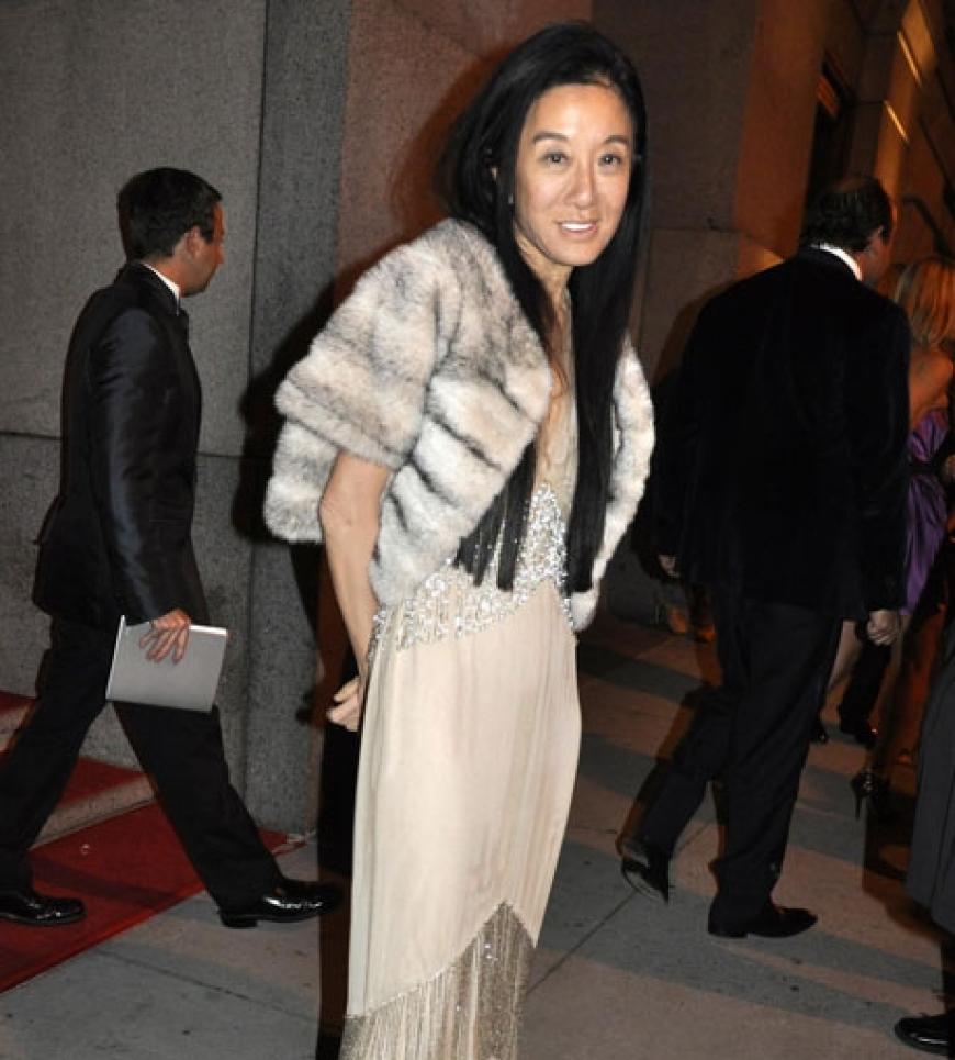 Star-Designerin Vera Wang lächelt schüchtern in die Kameras