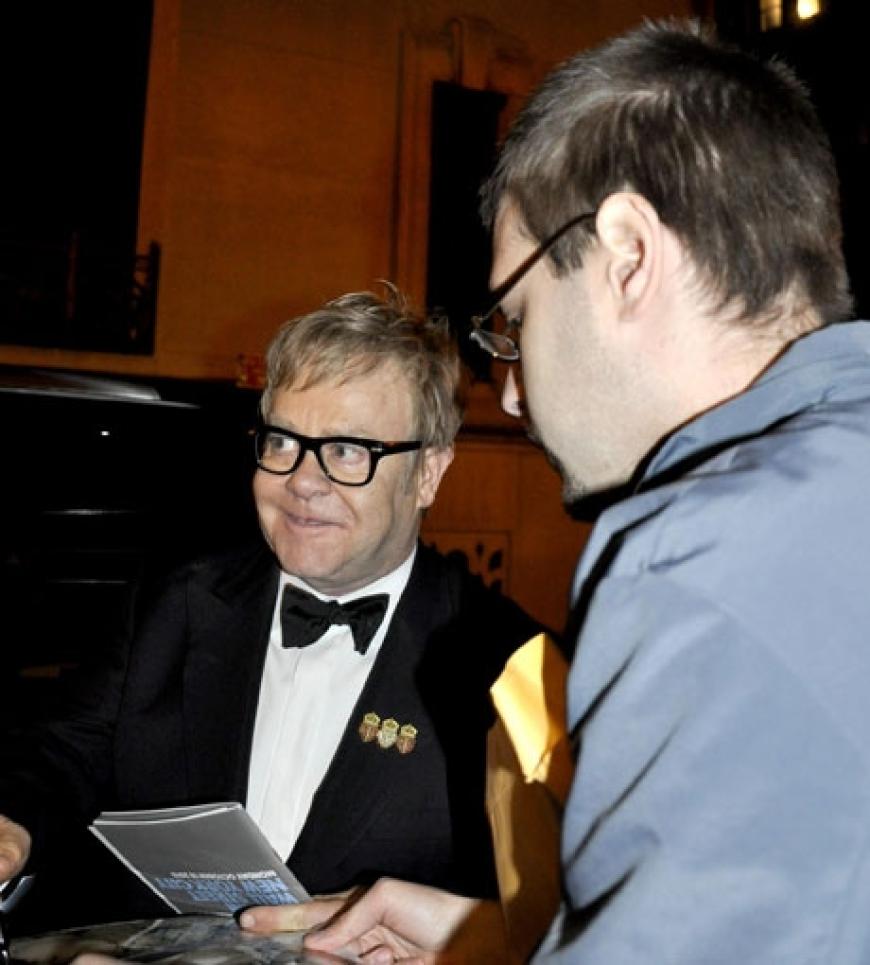 Ein Superstar hautnah: so sieht man Elton John selten