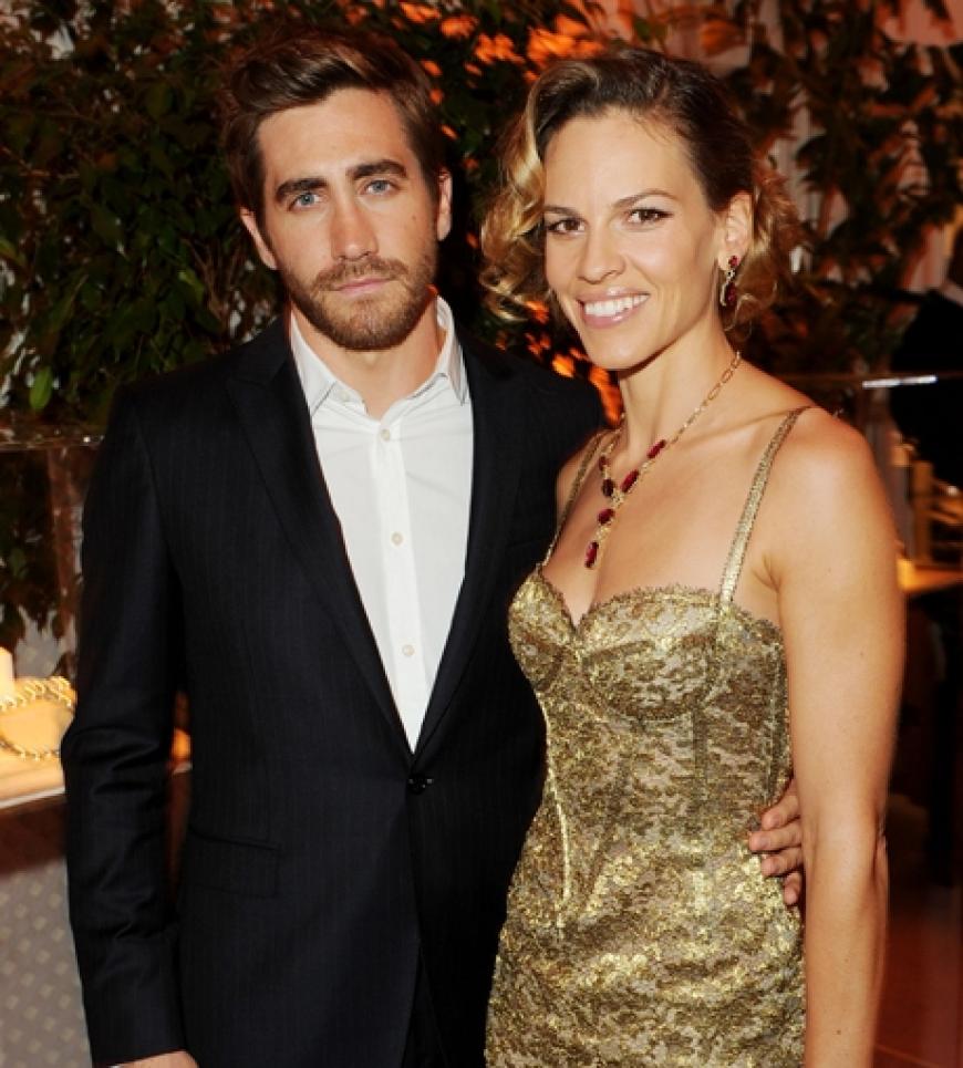 Jake Gyllenhaal hält sich an seiner Kollegin Hilary Swank fest