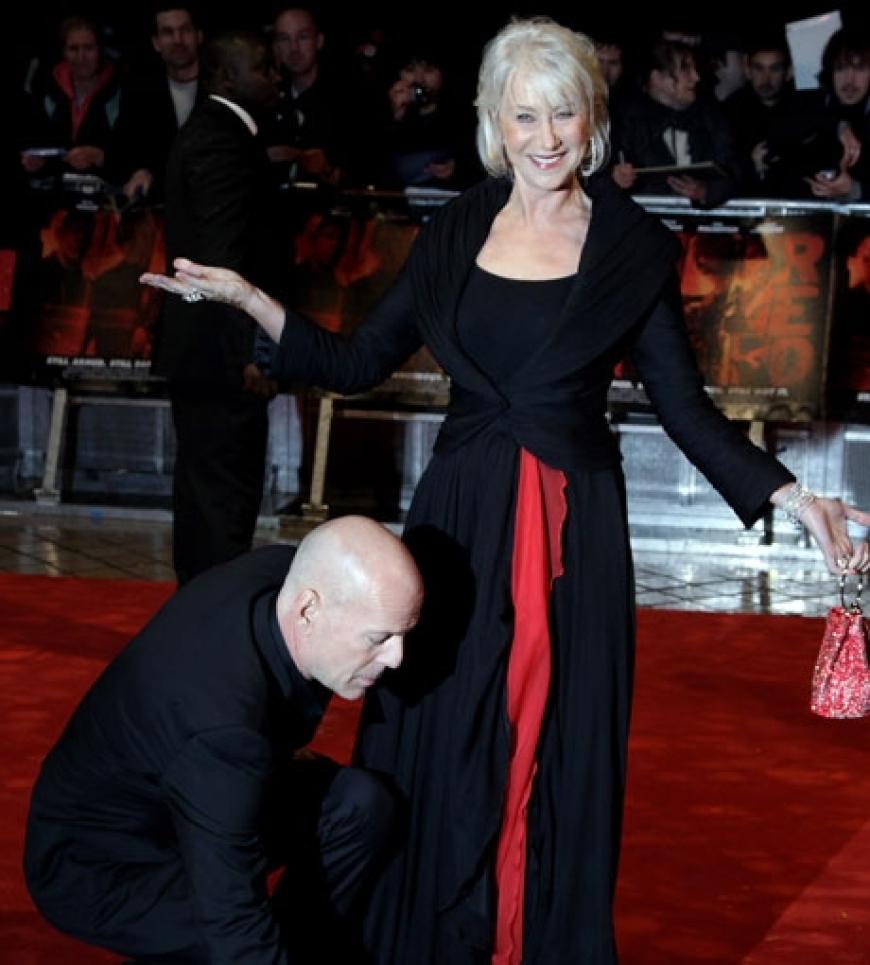 Bei diesem Anblick fällt Bruce Willis sogar vor ihr auf die Knie