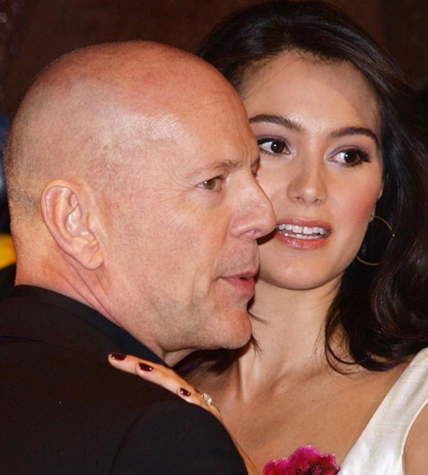 Aber am Ende hat Bruce doch immer nur Augen für seine hübsche Ehefrau Emma