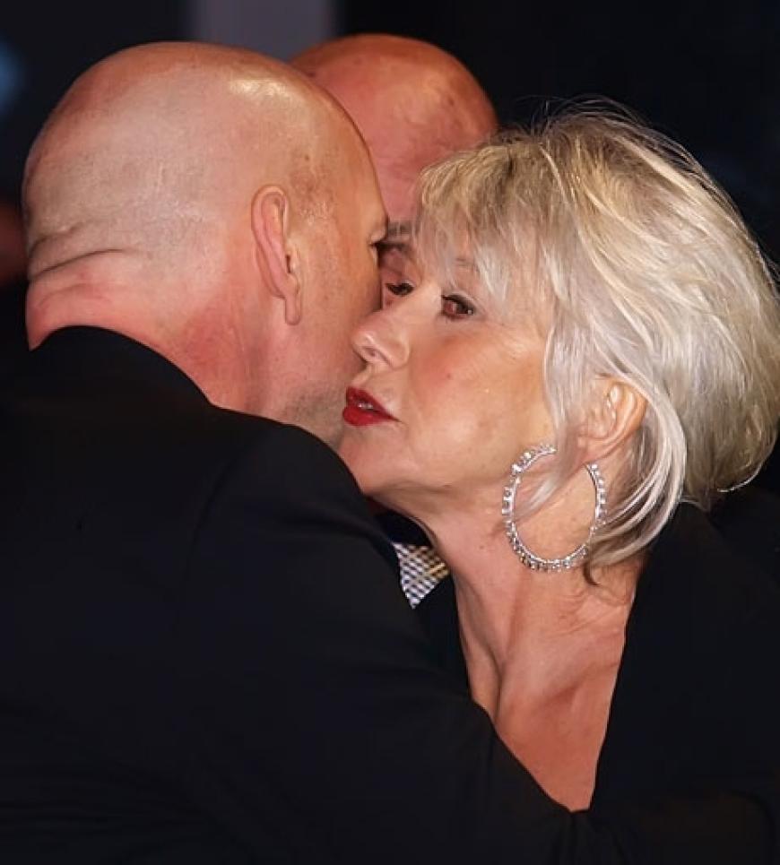 Küsse für eine Grand Dame: Bruce Willis begrüßt seine Filmkollegin Helen Mirren auf dem roten Teppich der Royal Festival Hall