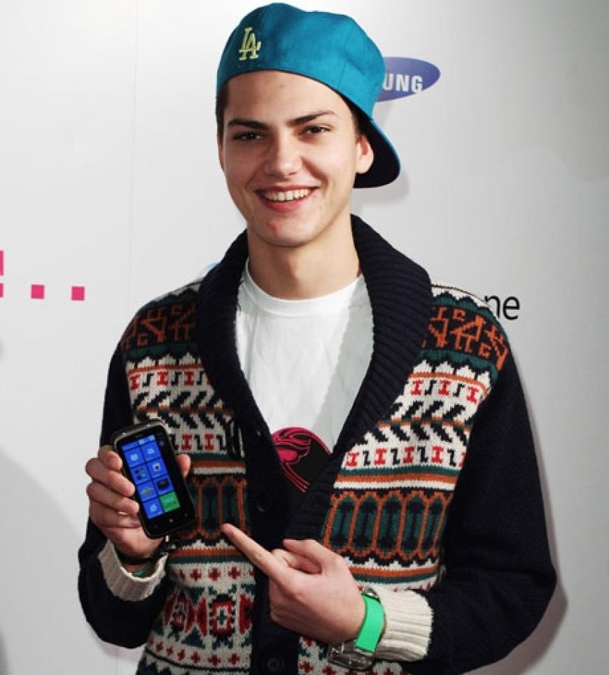 Cool: Jimi Blue Ochsenknecht ist von der neuen Technik und dem Design des Handys ganz angetan