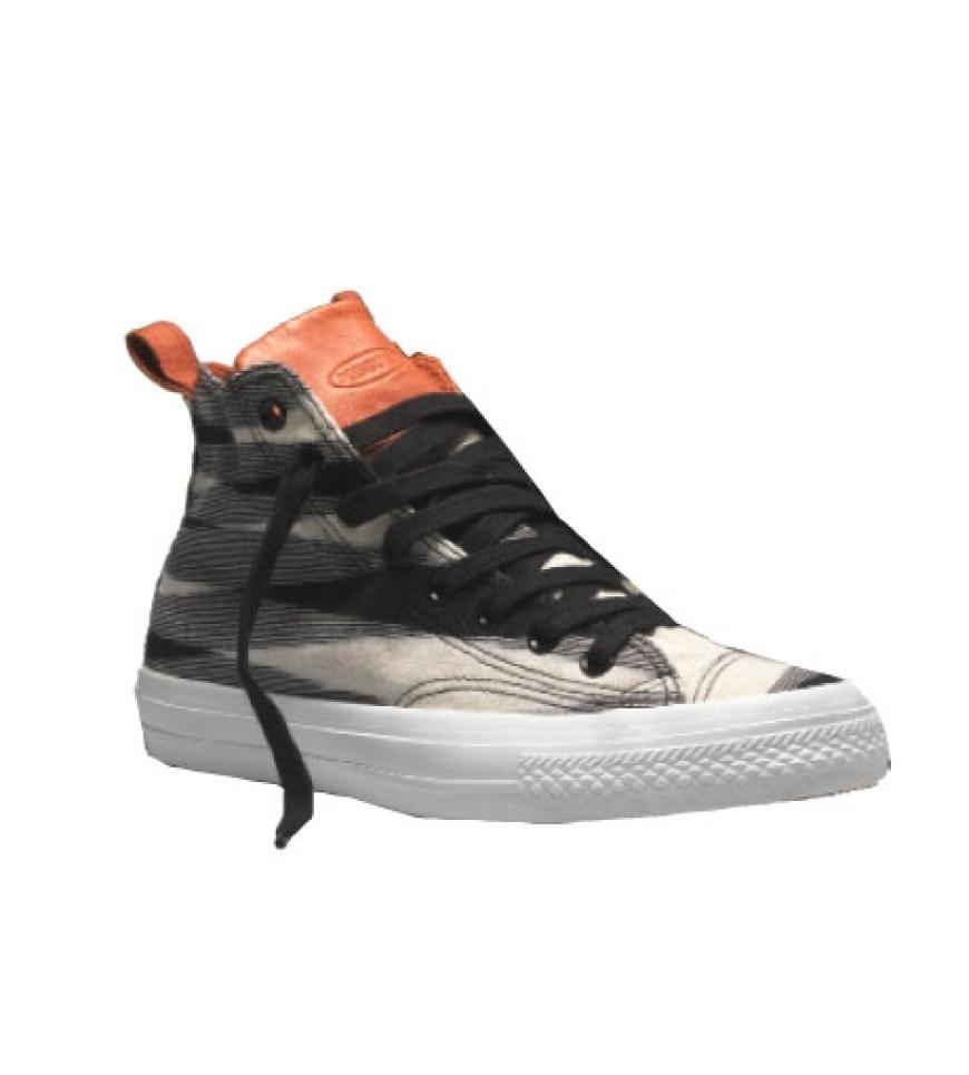 Der Look zur Rock-Röhre: lässige Shirts, scharf geschnittene Blazer, viel Silberschmuck und glänzende Nieten. Chucks von Missoni for Converse, ca. 200 Euro