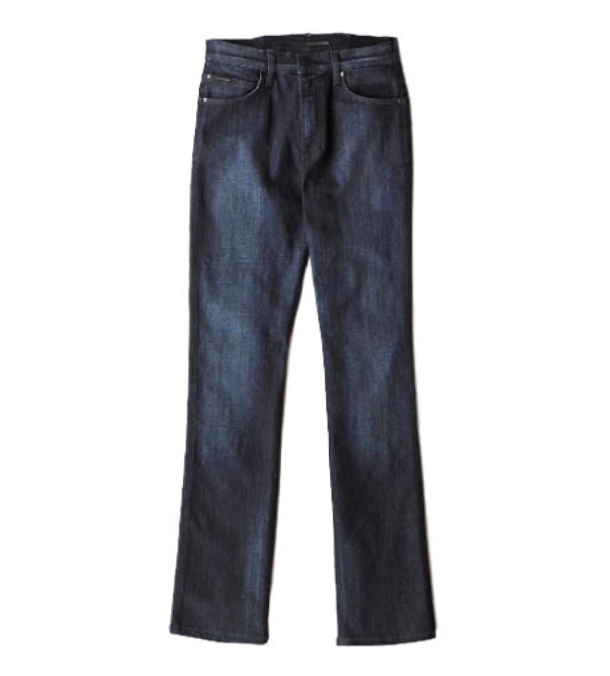 Straight Cut: Sie sind auf der Suche nach der perfekten Blue Jeans? Investieren Sie in einen Klassiker mit geradem Bein und dunkler Waschung. Calvin Klein Jeans, ca. 160 Euro