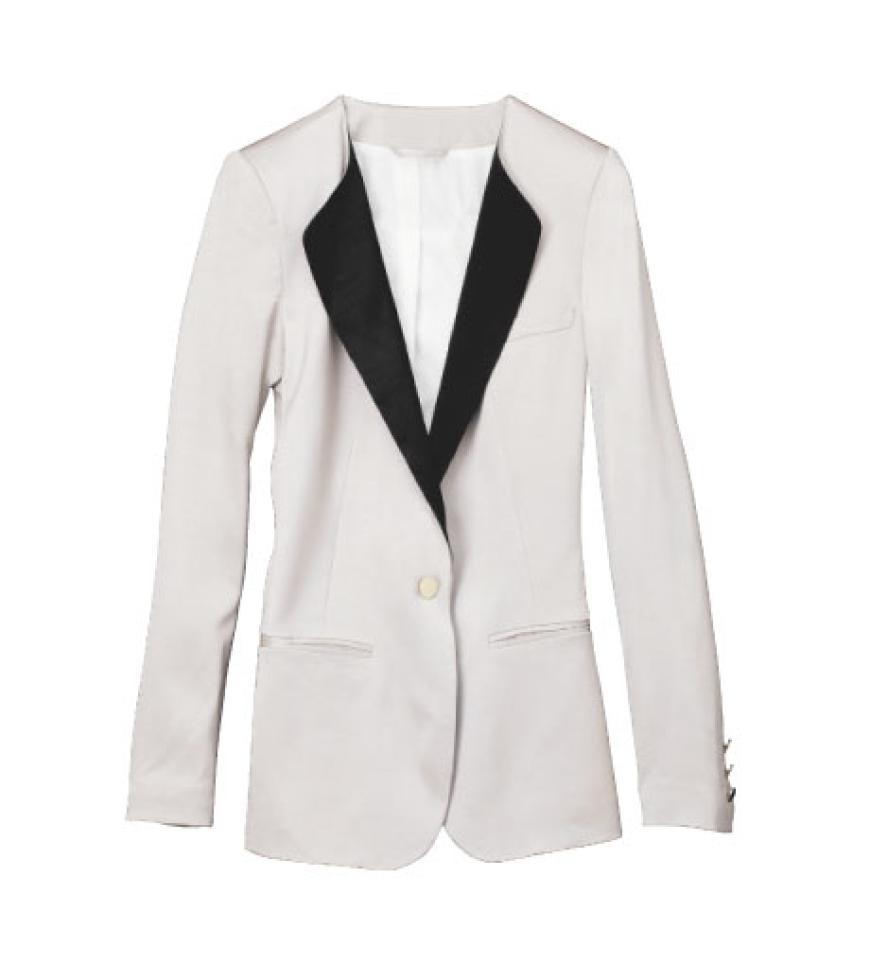Besonders schön dazu: Longshirt, Blazer und Plateauschuhe. Cremefarbener Blazer mit schwarzem Revers von H&M, ca. 50 Euro
